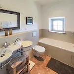 Awesome Home In Ouveillan 度假居