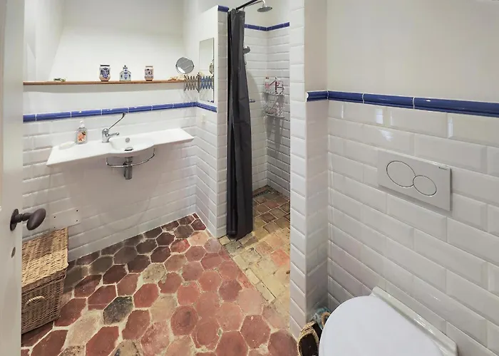 5 Bedroom Beautiful In *