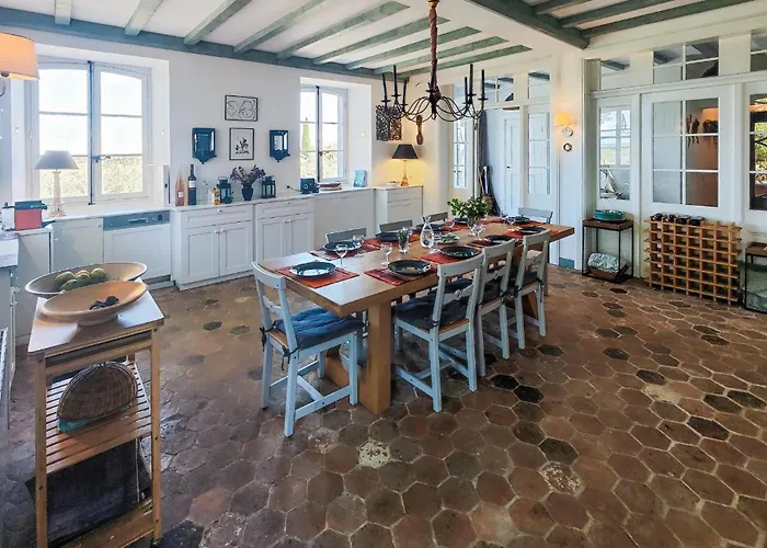 5 Bedroom Beautiful In Ouveillan