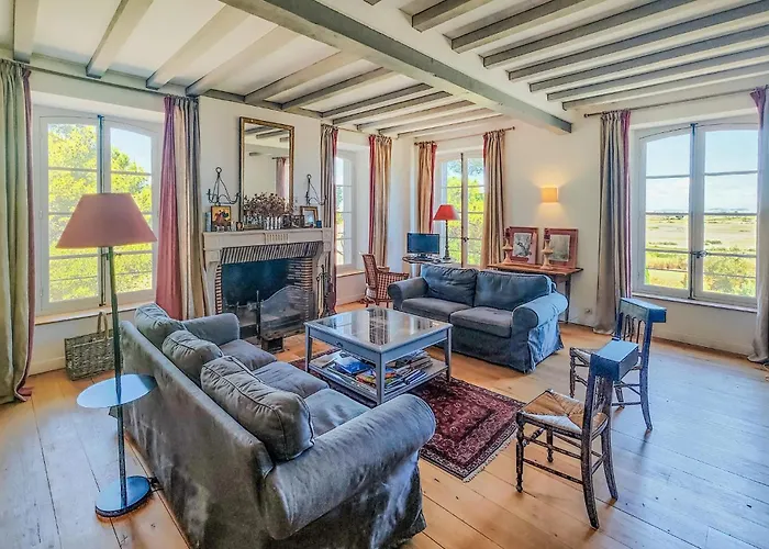 5 Bedroom Beautiful In Ouveillan
